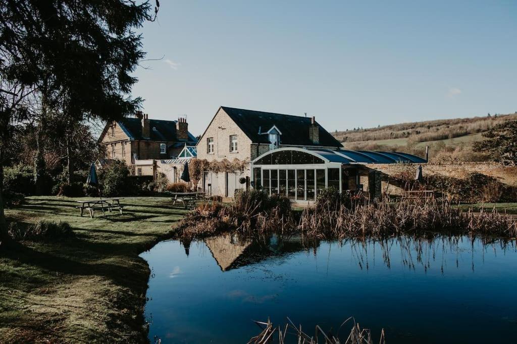 White Hill Lodge - Rustic Cabin Set In A Stunning Meadow Sevenoaks Exteriör bild